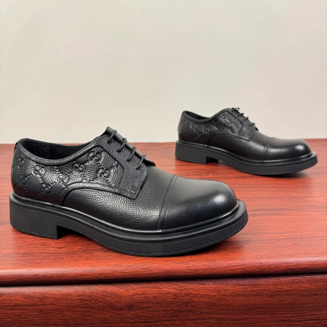 Batch 780 Gucci/Gucci new men's lace-up shoes with GG details, matte cow leather derby shoes! The design of this men's lace-up shoe is rooted in the brand's heritage. Crafted from premium waxed cow leather, it is embellished with GG printed embossed suede leather details, a nod to Gucci's iconic monogram. The rubber sole decorated with GG pattern adds a touch of modern fashion to this design. Typical three-joint style design. European and American classic version, full calfskin lining. The overall upper texture is soft and the lining is comfortable and breathable. 2CM thickened soft rubber sole, easy to control. Versatile and stylish upper foot, multiple colors available to meet different matching needs, complete package! Size: 39-40-41-42-43-44 leather shoe size (can be customized to 38.45.46) Item number: 7826Z cowhide pebbled pattern